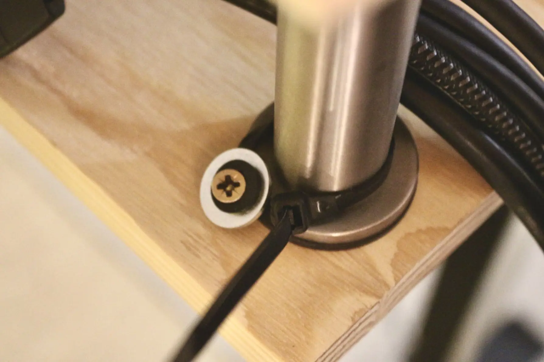 Petite technique DIY pour fixer les pieds : boucle de sérage + vis + rondelle Sécurité