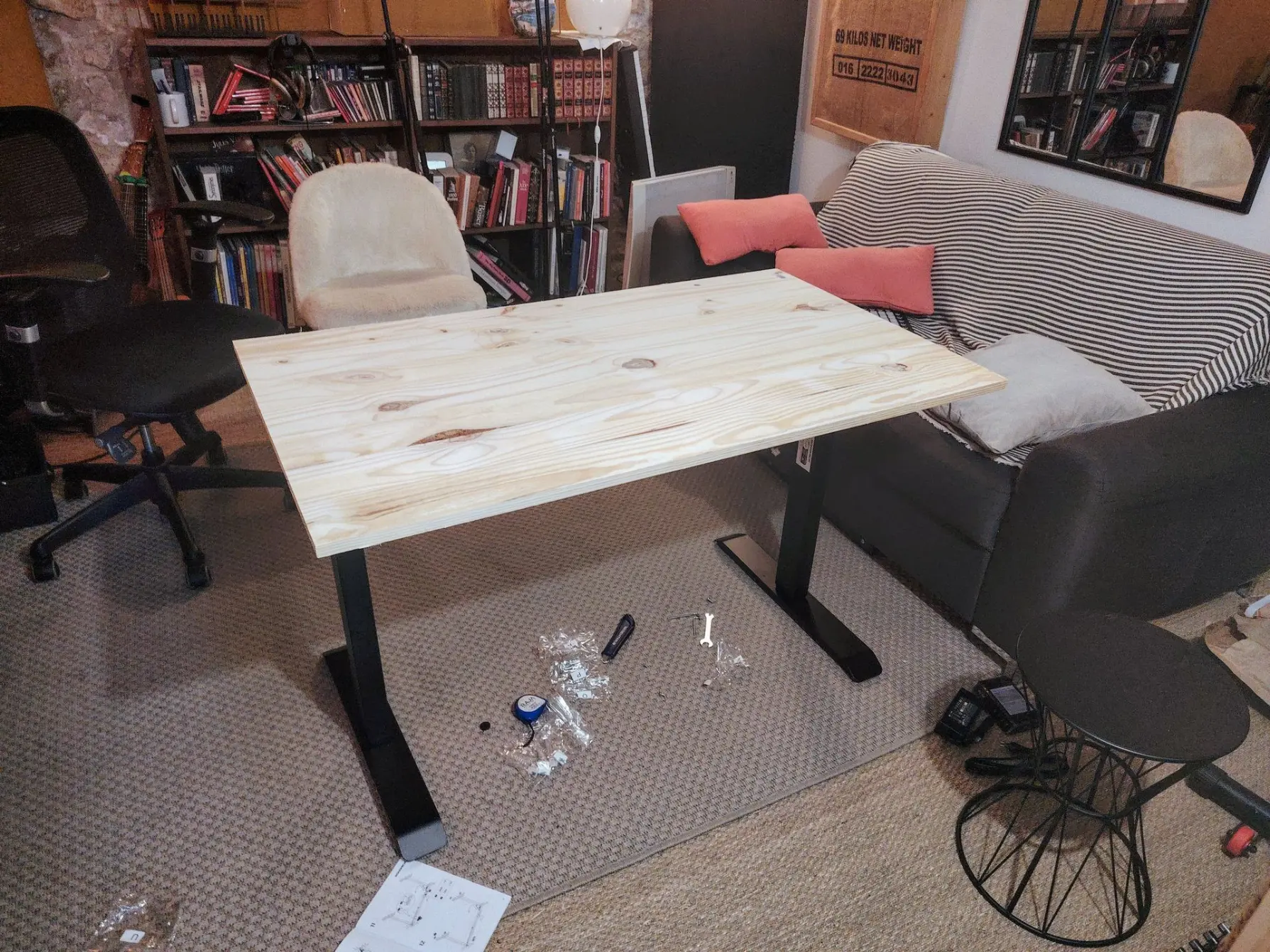 Je teste actuellement le plan de travail, mais il faudra le poncer et le fixer avec les vis fournies Je teste actuellement le plan de travail, mais il faudra le poncer et le fixer avec les vis fournies