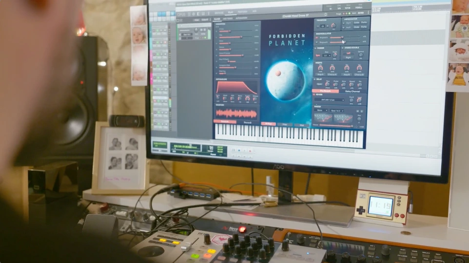 Conception de soundscapes et drones atmosphériques via synthétiseur virtuel dans le studio de Romain Raynal