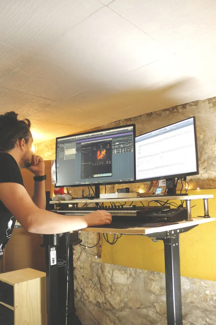 En position debout : on peut alterner entre posture tonique ou plus relâchée, selon les moments de la journée. En position debout : on peut alterner entre posture tonique ou plus relâchée, selon les moments de la journée.